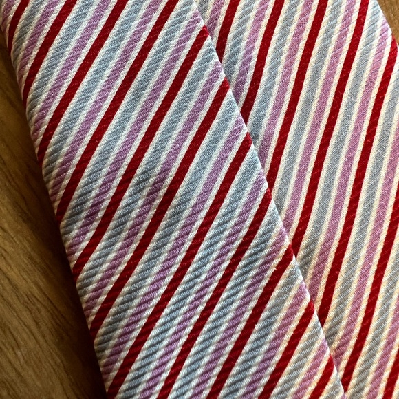 Burberry tie authentic ,classic colours ,used once - Picture 5 of 7